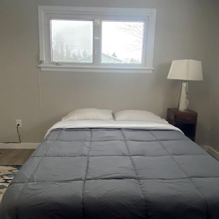 Private Room Lakeview House- Westmount มองก์ตัน ภายนอก รูปภาพ