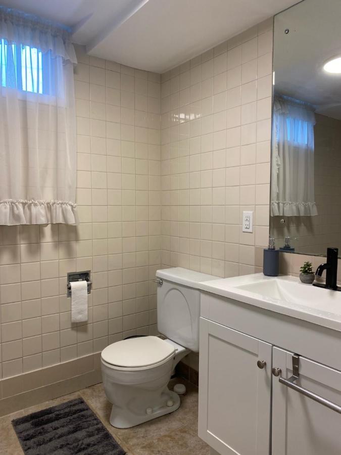 Private Room Lakeview House- Westmount มองก์ตัน ภายนอก รูปภาพ