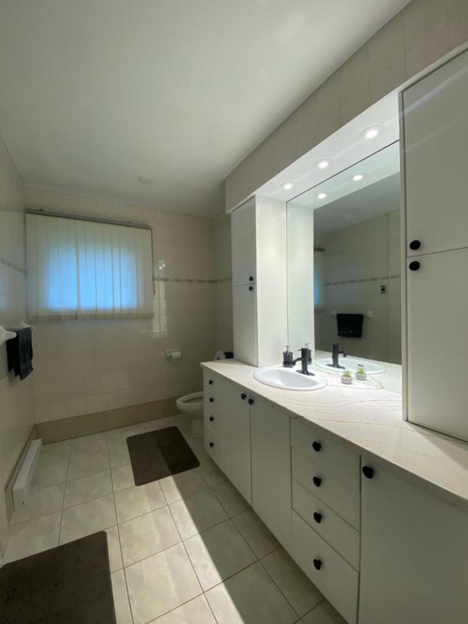 Private Room Lakeview House- Westmount มองก์ตัน ภายนอก รูปภาพ