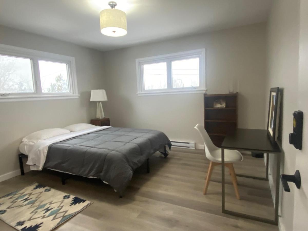 Private Room Lakeview House- Westmount มองก์ตัน ภายนอก รูปภาพ
