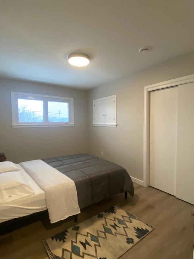 Private Room Lakeview House- Westmount มองก์ตัน ภายนอก รูปภาพ