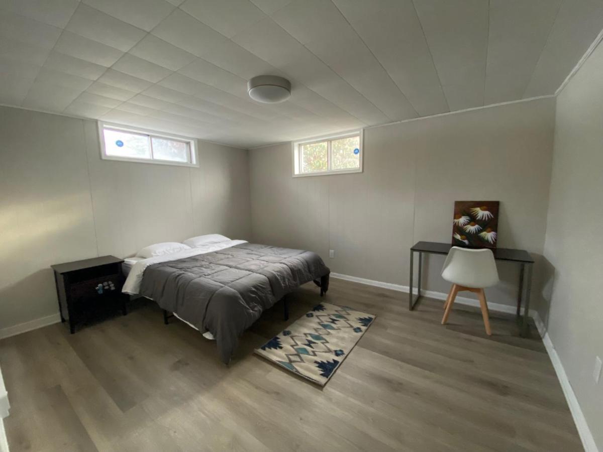 Private Room Lakeview House- Westmount มองก์ตัน ภายนอก รูปภาพ
