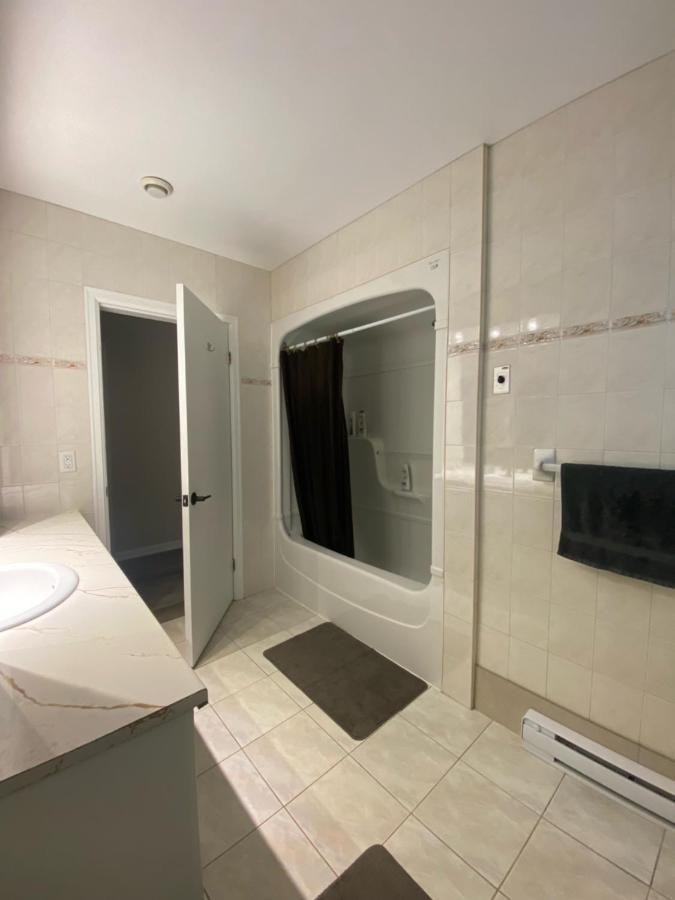Private Room Lakeview House- Westmount มองก์ตัน ภายนอก รูปภาพ
