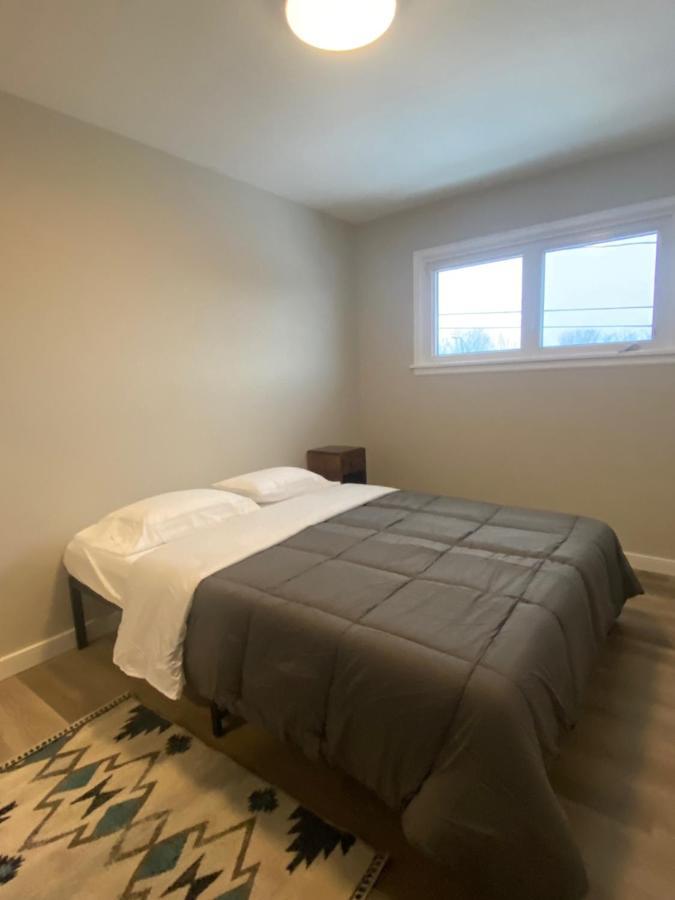 Private Room Lakeview House- Westmount มองก์ตัน ภายนอก รูปภาพ