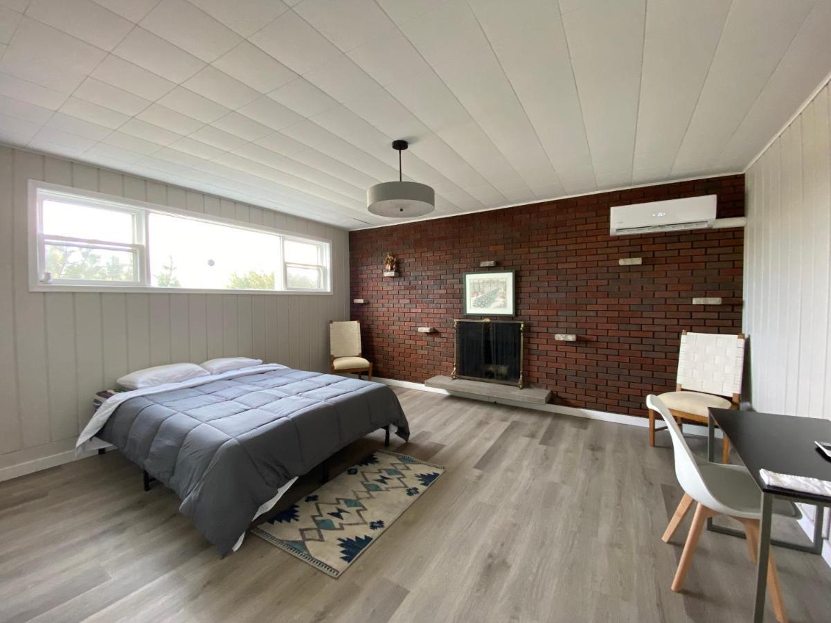 Private Room Lakeview House- Westmount มองก์ตัน ภายนอก รูปภาพ