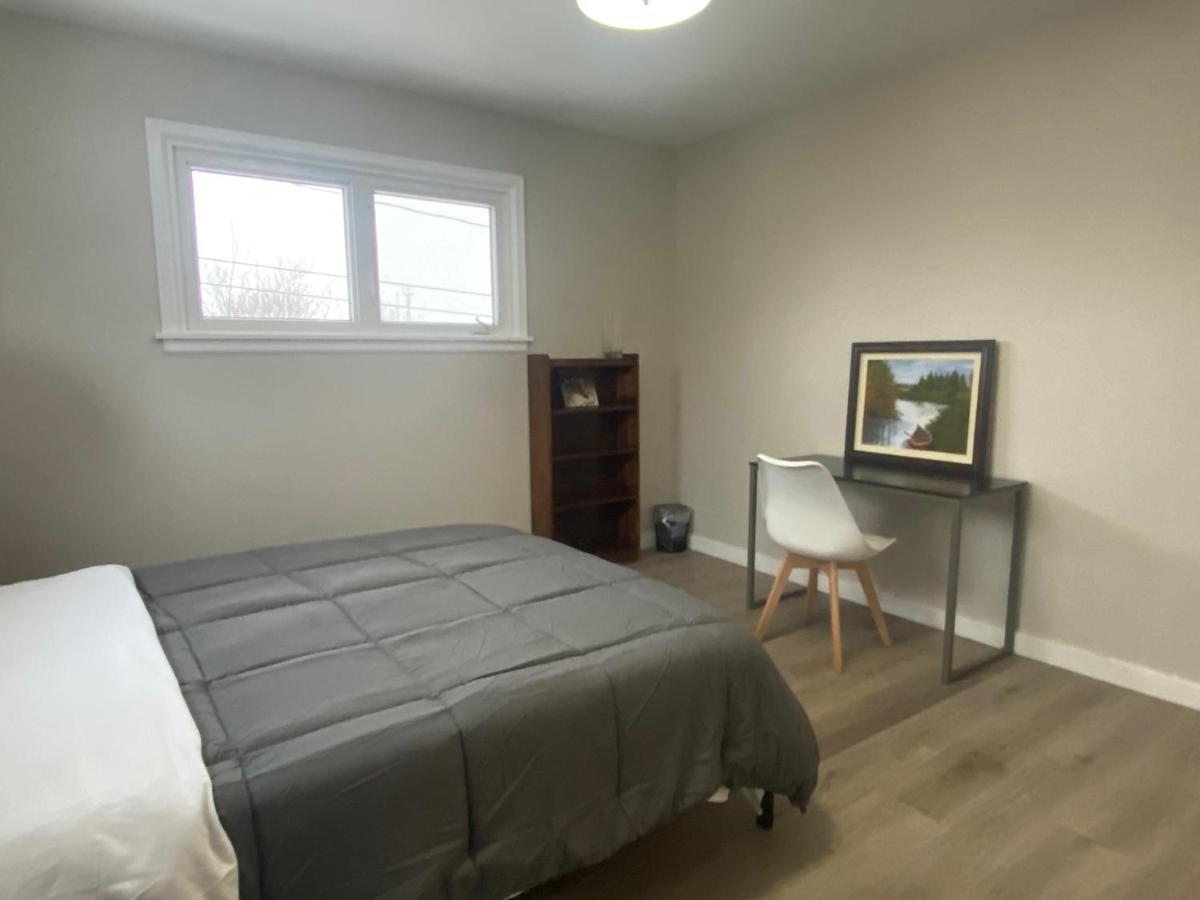 Private Room Lakeview House- Westmount มองก์ตัน ภายนอก รูปภาพ