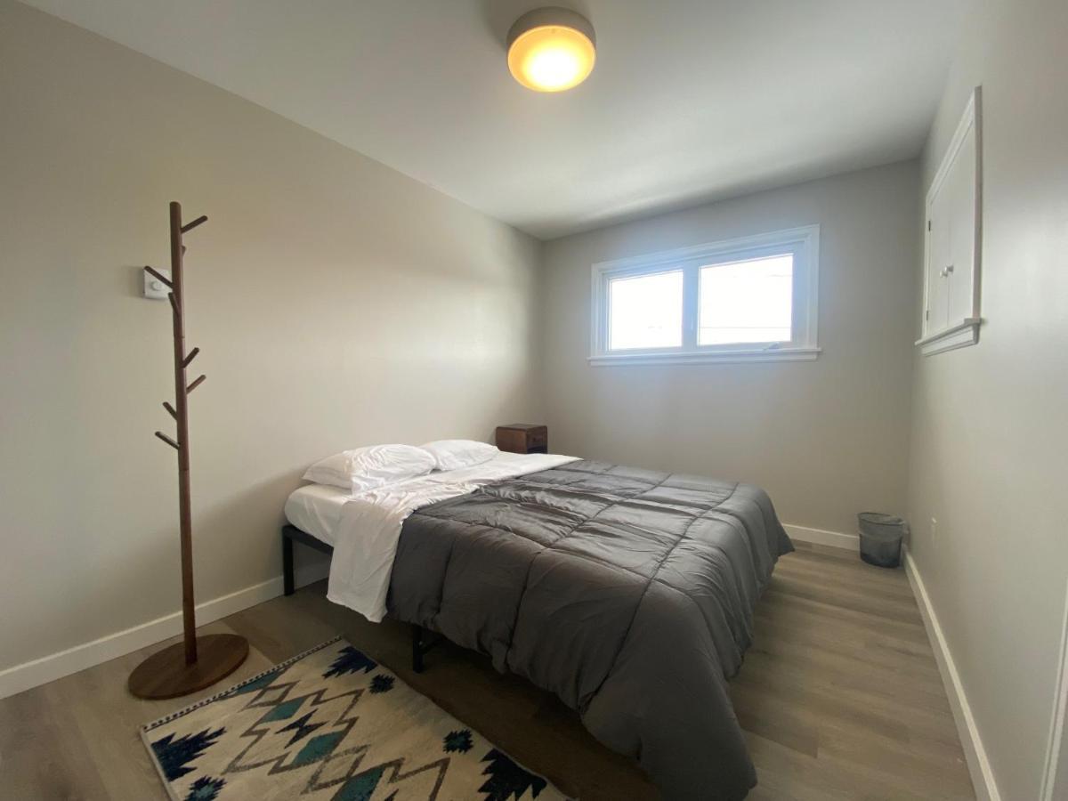 Private Room Lakeview House- Westmount มองก์ตัน ภายนอก รูปภาพ